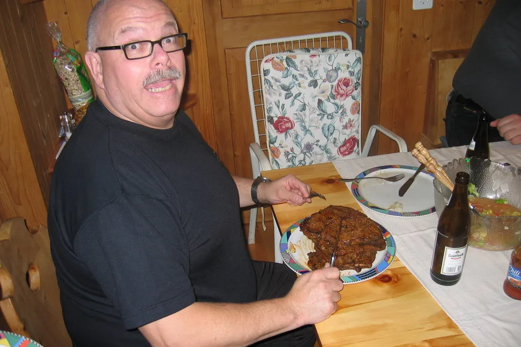 Joe mit einem Teller voller Steaks in Flums anno 2004